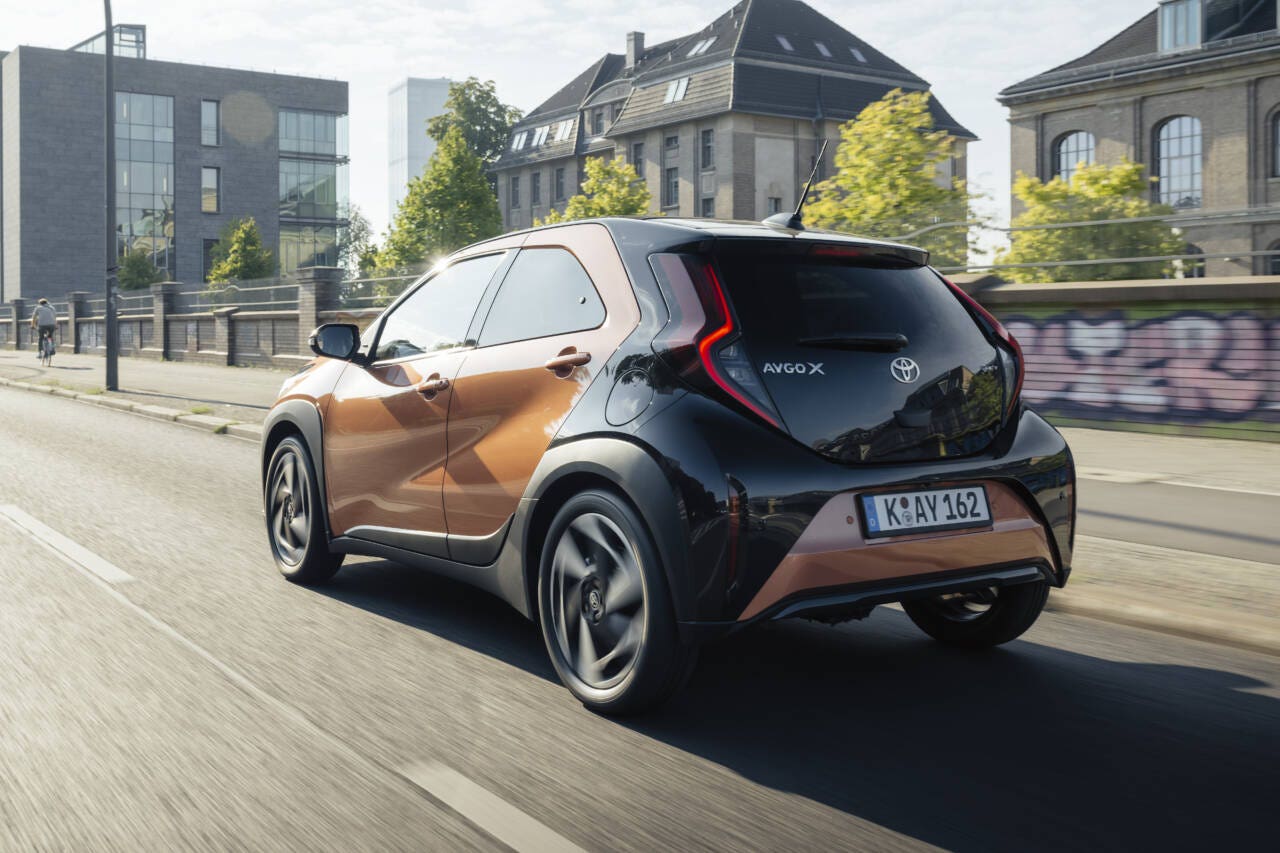 Toyota Aygo X full hybrid 2025 dietro