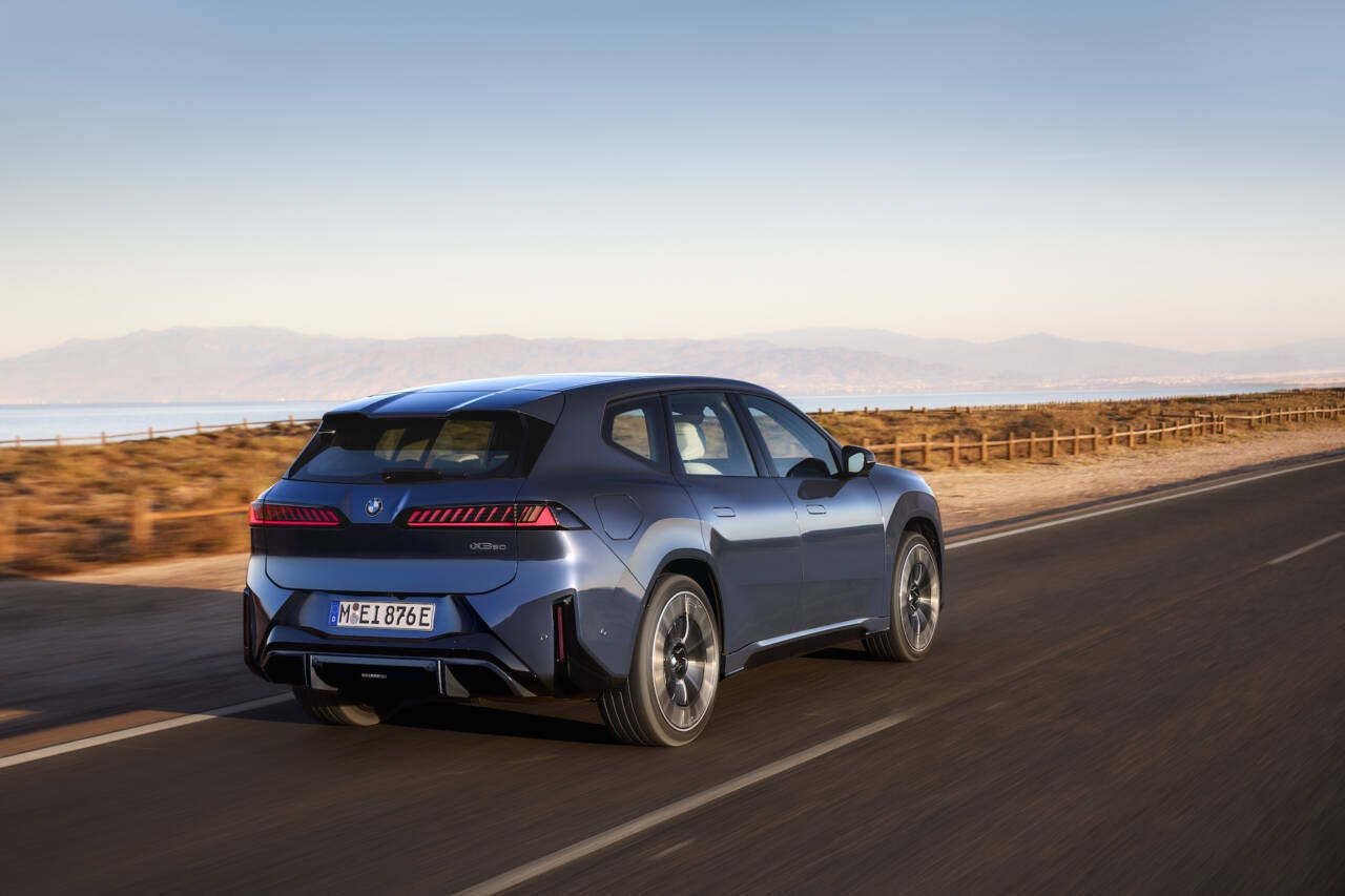 BMW iX3 dietro