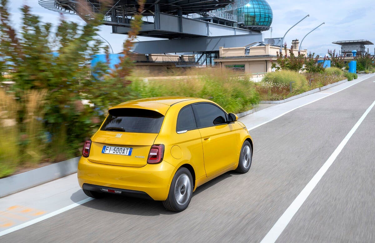 Fiat 500 ibrida dietro