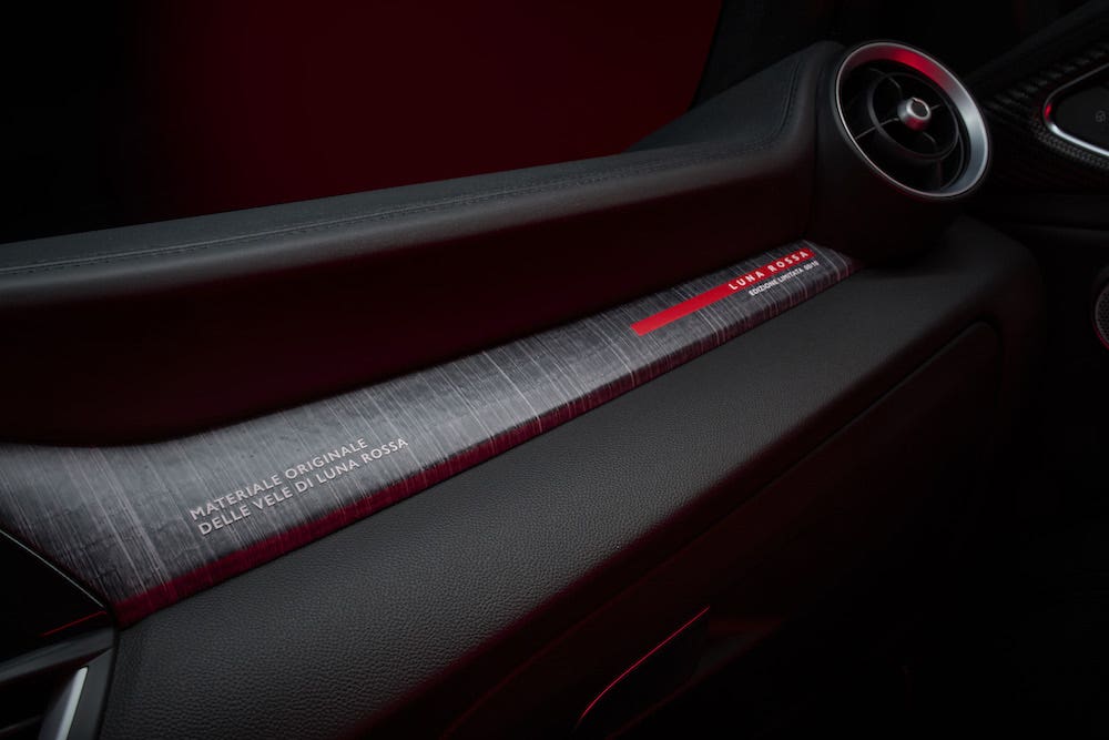 Alfa Romeo Giulia Quadrifoglio Luna Rossa dentro