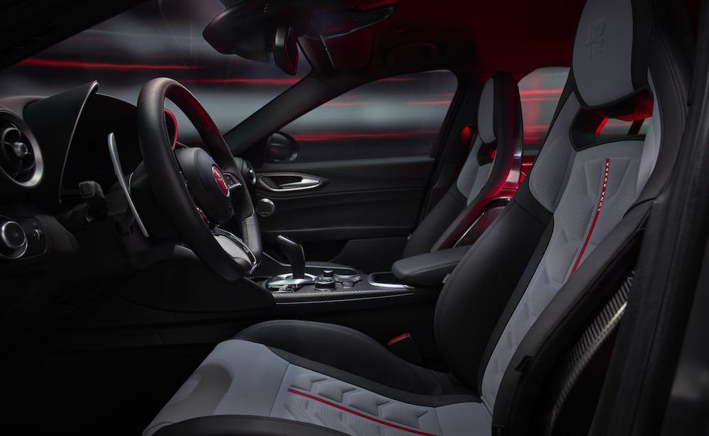 Alfa Romeo Giulia Quadrifoglio Luna Rossa dentro