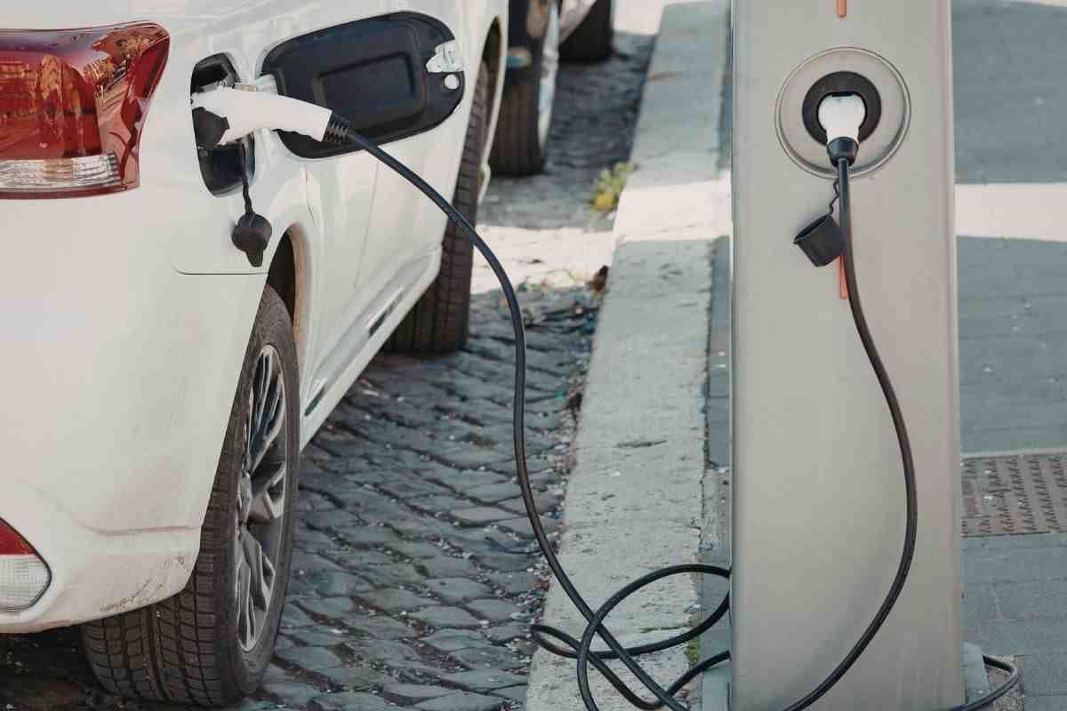veicolo elettrico ricarica