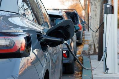 veicolo elettrico in ricarica